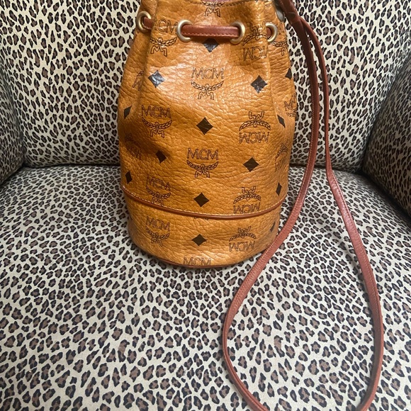 AUTHENTIC MCM VISETOS SMALL BUCKET BAG- Good used condition-versatile/adorable - Picture 7 of 14